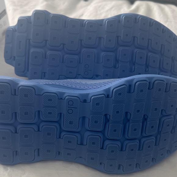 ALO Yoga Blue Women's Sneakers brand new - Picture 3 of 5